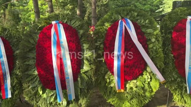 Первые лица РФ принесли венки на похороны экс-министра обороны Сергея Иванова смотреть онлайн