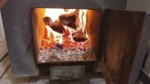 Топим все печи в доме, ждём когда станет тепло