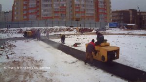 Каток начал катать асфальт.