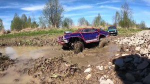 RC Нива против Понтиака на бездорожье