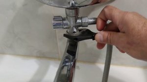 Прорвало дивертор на смесителе, течёт вода