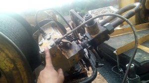 Лебедка работает на ускорителе постоянно, кран. В чем причина.