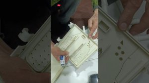 Стиральная машина протекает вода.