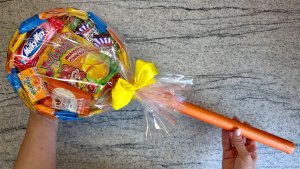 ОБАЛДЕННЫЙ ПОДАРОК из конфет за 15 минут. Подарок ребенку своими руками.