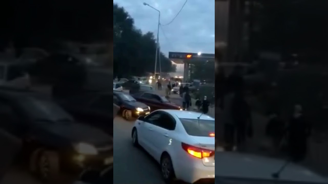 Поезд протаранил автобус с пассажирами, застрявший в пробке на переезде. Видео смотреть онлайн