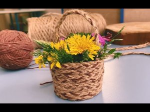 Корзинка из джутовой веревки и пряжи