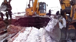 спасение экскаватора из болото-ледяного плена 3