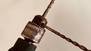 Как снять сверло с дрели если нет ключа?
