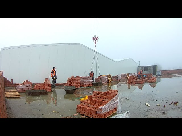 Пультовой башенный кран. Работа с каменщиками. / Radiocontrolled Tower Crane. Work With Bricklayers