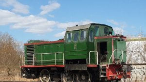 Тепловоз ТГМ23Б-1864 с грузовым поездом. Подъезной путь к заводу ЖБИ