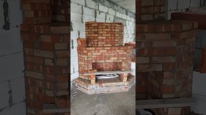 Угловой камин из кирпича в доме