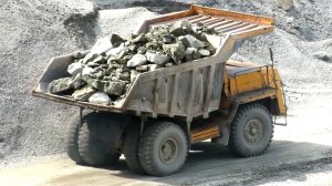 БелАЗ-7540 поднимается в гору, выгрузка гранита