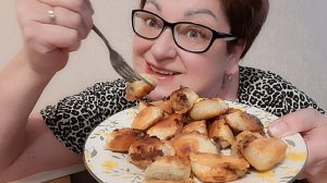 Небольшой перекус поере УЖИНОМ! Мукбанг Вареники со сметанкой,  кушаю почти лежа!
