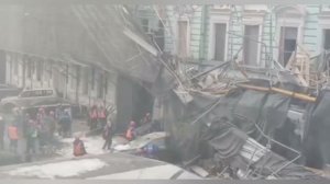 У входа в Госдуму обрушились строительные леса