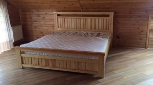 Кровать из сосны. Изменение цвета через короткое время.