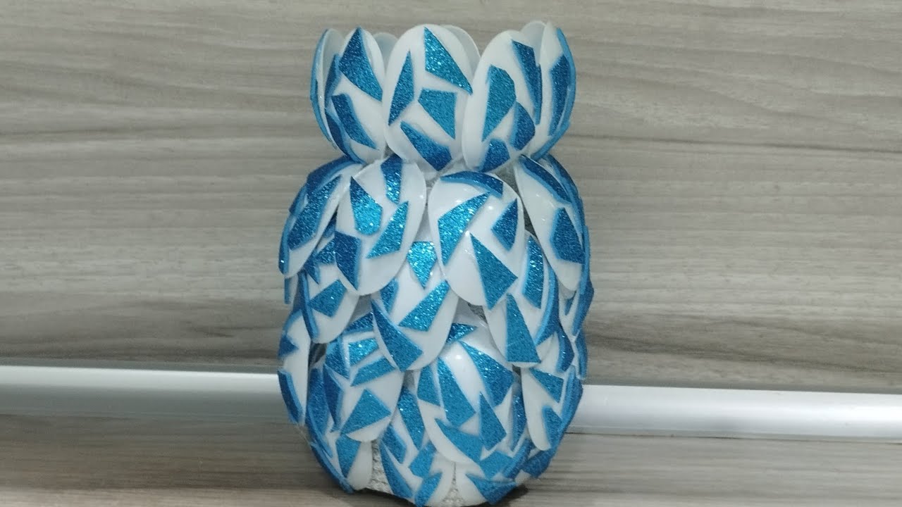 Как красиво сделать вазу из пластиковых ложек/How to make a beautiful vase from plastic spoons смотреть онлайн