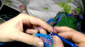 ★Как связать своими руками крючком коврик из мусорных пакетов разного цвета.