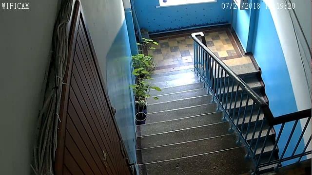 Вор присматривается к камере. Видео с камеры наблюдения. смотреть онлайн