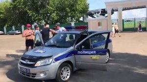 Cотрудники ГИБДД задержали мужчину: очевидцы считают, что полицейские сделали это незаконно (2)