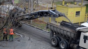 Убирают новое асфальтовое покрытие.