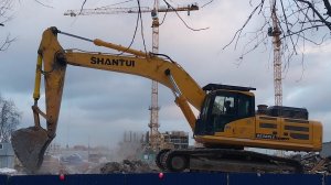 Работа экскаватора SHANTUI  на сносе хрущёвки.