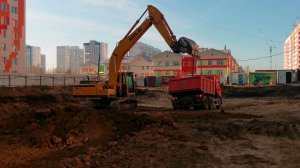 Погрузка самосвала КАМАЗ 65115 гусеничным экскаватором SDLG 6210F