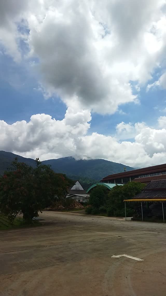 просто горы, небо, облака. чантабури จันทบุรี сhanthaburi