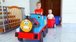 Влад и Никита играют в машинистов забавные истории для детей