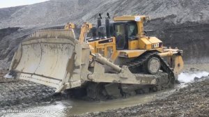 Тяжелый бульдозер Caterpillar D11T рыхлит скалу (коренные породы). Добыча золота на Колыме