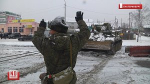 Военные вытаскивают утонувший экскаватор из озера