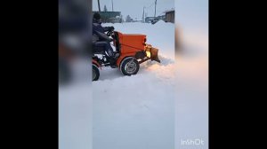 минитрактор переломка. чистим снег. просто видео.