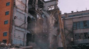 Демонтаж и снос цеха экскаватором разрушителем