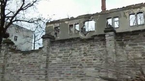 разрушенные дома после обстрелов на донбассе