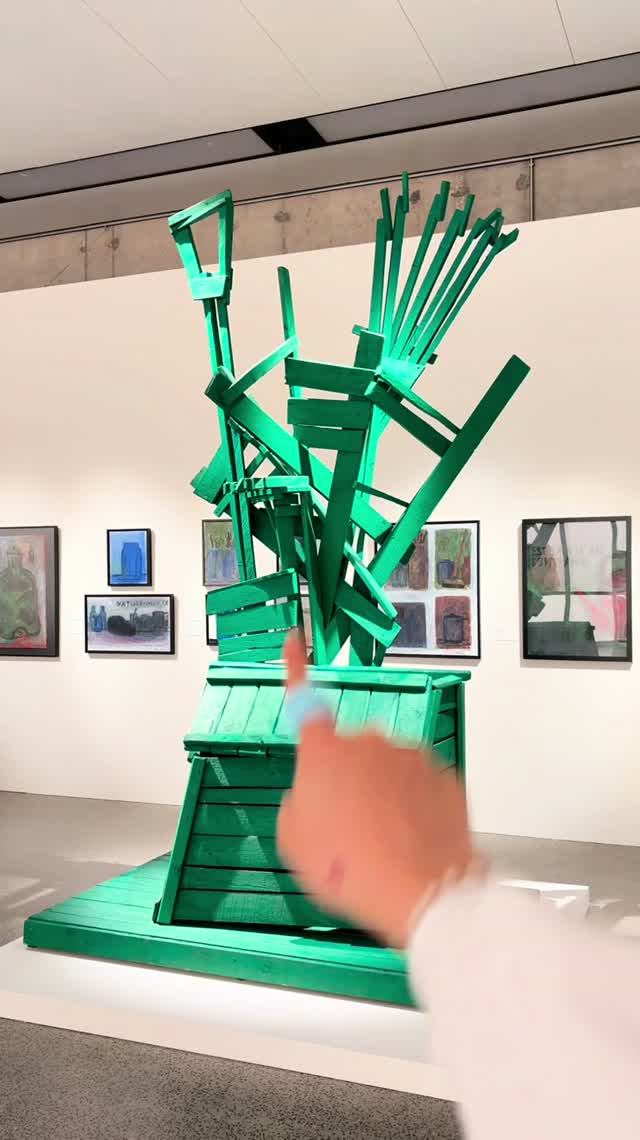 Яркие краски на выставке «Шаг с пьедестала»