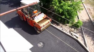 Работа асфальтоукладчика и др техники  во дворе
