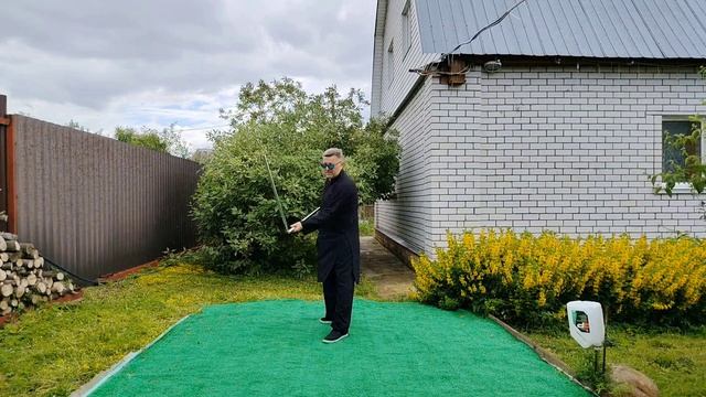 Разминка с трёхсекционным цепом Сань-цзе-гунь в деревне