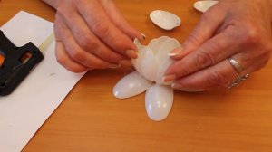 изготовление лилии из одноразовых ложек