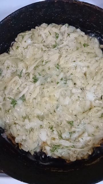 Начинаю жарить картофельные блины (с драниками — не путать)