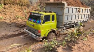 Битва RC Грузовков! 🚚 Кто проедет через большую ГРЯЗЬ? Видео детям