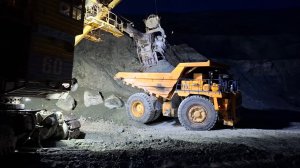Работа в Карьере ночью! Погрузка БЕЛАЗА экскаватором ЭКГ-6.3Ус