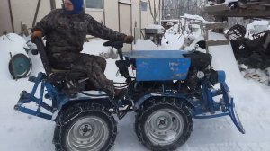 Самодельный минитрактор шустро чистим снег во дворе.