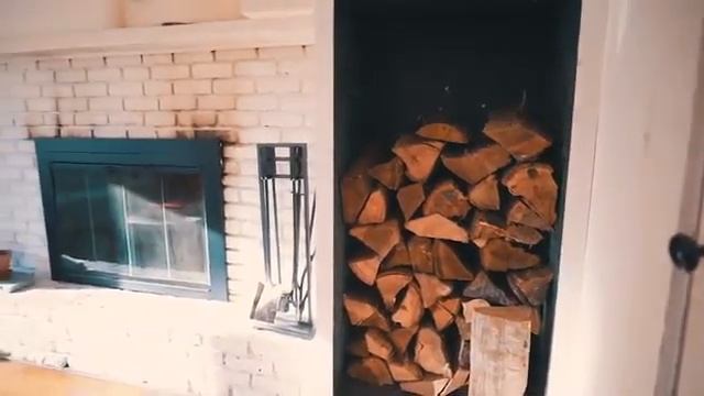 Дом "A black a frame". красивый дом с прудом, окружённый лесом. смотреть онлайн