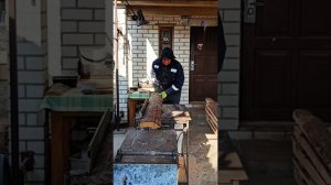 Делаю доску из горбыля на станке сделанным своими руками