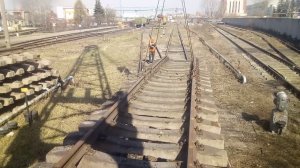 Переукладка звена ж.д. пути. Вид из кабины крана ЕДК-500/1.
