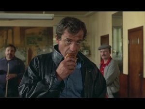 Майор Жосслен «Жосс» Бомон и помощник инспектора Фарж в кафе.х/ф Профессионал (1981)