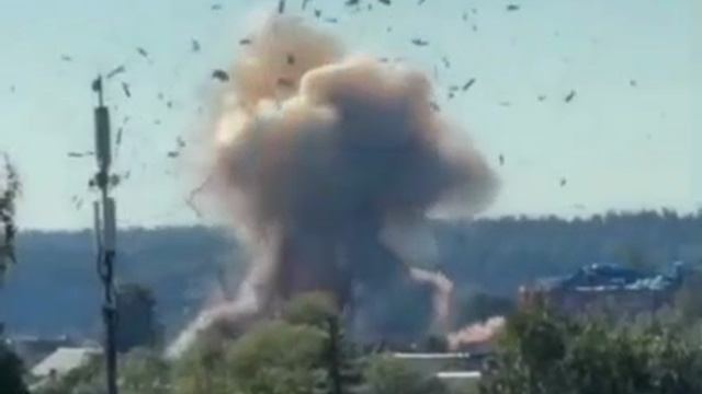 Появилось видео удара бпла нацистов по Подмосковье,где погиб 6- месячный малыш🤬 смотреть онлайн