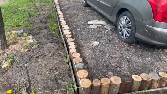 Делаю бордюр из спилов дерева для стоянки на даче!