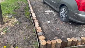 Делаю бордюр из спилов дерева для стоянки на даче!