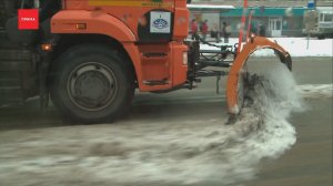 За несколько дней на дороги высыпали 400 КАМАЗов песка