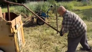 Сборка сена мотоблоком, пресс подборщиком и ручная прессовка.  Все идеи в одном видео.